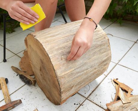 UN ORIGINAL VELADOR CON UN TOCÓN DE MADERA. UN ORIGINAL VELADOR CON UN TOCÓN DE MADERA.