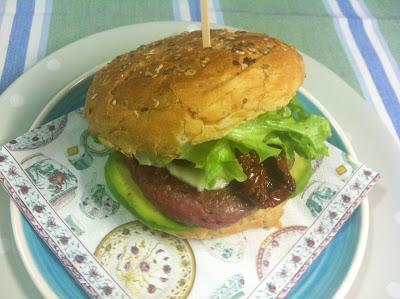 Hamburguesa Con Aguacate, Mozzarella Y Tomates Secos