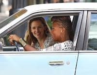 PRIMERAS IMÁGENES DE QUEEN LATIFAH Y JENNIFER GARNER EN EL SET DE MIRACLES FROM HEAVEN