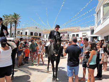 Echando de menos la tierrina, en las fiestas de Fornells Menorca, con look sport.