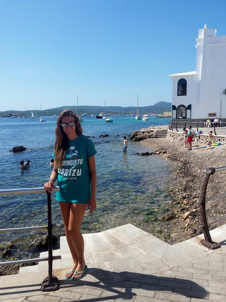 Echando de menos la tierrina, en las fiestas de Fornells Menorca, con look sport.