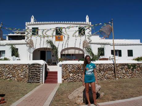 Echando de menos la tierrina, en las fiestas de Fornells Menorca, con look sport.