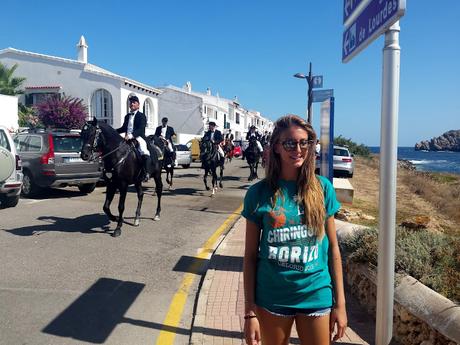 Echando de menos la tierrina, en las fiestas de Fornells Menorca, con look sport.