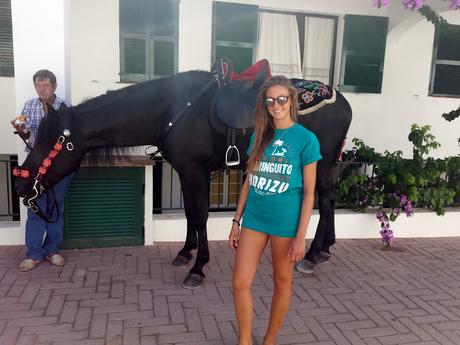 Echando de menos la tierrina, en las fiestas de Fornells Menorca, con look sport.