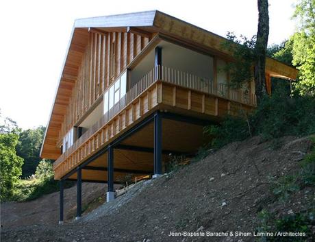 Moderna casa de montaña en acero y madera en Francia.