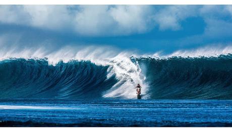 Mira a este valiente motorista surcando las olas de Tahití  ¡con su KTM!