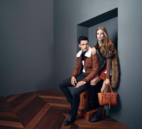 Hollie May Saker posa junto a Simon Nessman para la nueva campaña de River Island Hollie May Saker posa junto a Simon Nessman para la nueva campaña de River Island