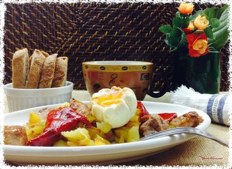 Fritada de patatas con carne adobada y huevo roto Fritada de patatas con carne adobada y huevo roto