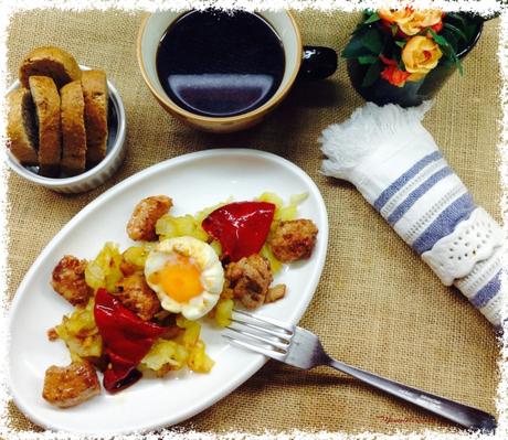 Fritada de patatas con carne adobada y huevo roto Fritada de patatas con carne adobada y huevo roto