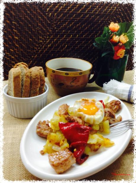 Fritada de patatas con carne adobada y huevo roto Fritada de patatas con carne adobada y huevo roto