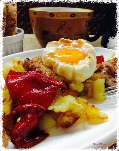 Fritada de patatas con carne adobada y huevo roto Fritada de patatas con carne adobada y huevo roto