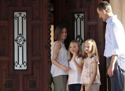 Leonor y Sofía, protagonistas del posado en Marivent Leonor y Sofía, protagonistas del posado en Marivent