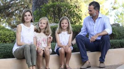 Leonor y Sofía, protagonistas del posado en Marivent Leonor y Sofía, protagonistas del posado en Marivent