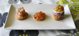 Pintxos sobre galletas saladas