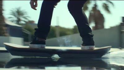 Montar una ‘patineta voladora’ como la de ‘Volver al futuro’ ahora es posible Montar una ‘patineta voladora’ como la de ‘Volver al futuro’ ahora es posible