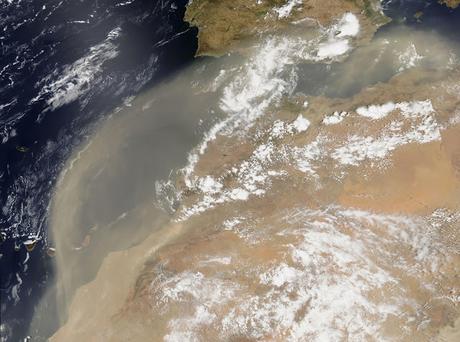 Una masa de polvo sahariano invade el sur de la península ibérica