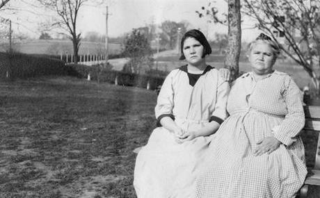 Eugenesia: jugando a ser Dios Carrie Buck y su madre Emma. Ambas sometidas a la esterilización forzada