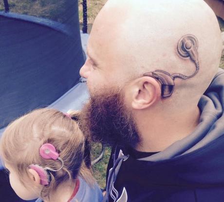 Un padre se tatúa un implante coclear para apoyar a su hija Tatuajes