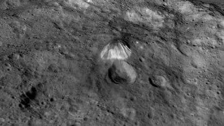 Nuevas imágenes y vídeo de las manchas de Ceres y de la “pirámide”