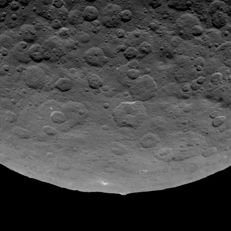 Los puntos brillantes generan mini-atmósferas en Ceres La Pirámide de Ceres