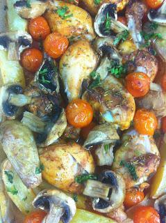 Muslitos De Pollo Asados Con Tomatitos Y Champiñones Muslitos De Pollo Asados Con Tomatitos Y Champiñones