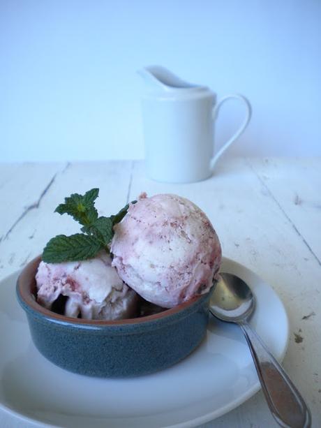 Helado de nata con salsa de cerezas Helado de nata con salsa de cerezas