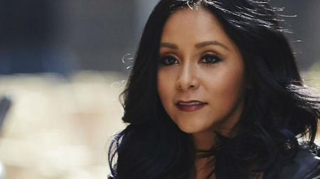 Snooki intenta pintarse los labios como Kylie Jenner Snooki intenta pintarse los labios como Kylie Jenner