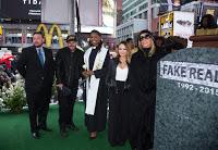 Ronnie asiste al “funeral” de la falsa telerrealidad Ronnie asiste al “funeral” de la falsa telerrealidad