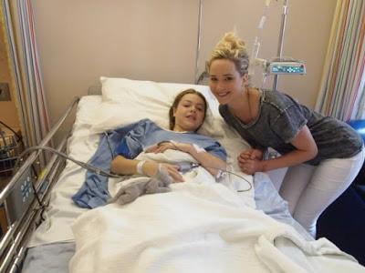 Jennifer Lawrence visita un hospital infantil en Canadá