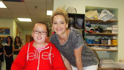 Jennifer Lawrence visita un hospital infantil en Canadá