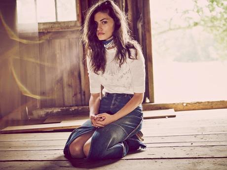 Phoebe Tonkin luce diseños bohemios para Free People Phoebe Tonkin luce diseños bohemios para Free People