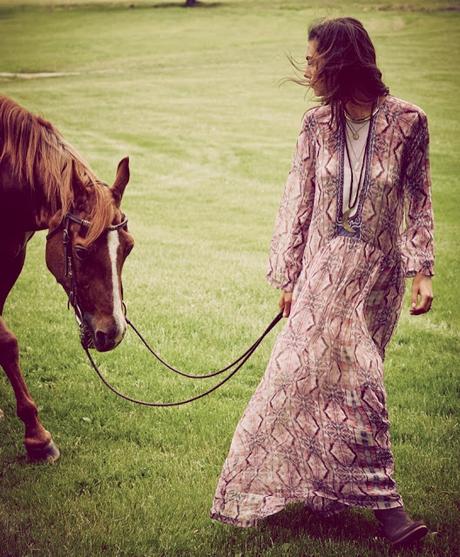 Phoebe Tonkin luce diseños bohemios para Free People Phoebe Tonkin luce diseños bohemios para Free People