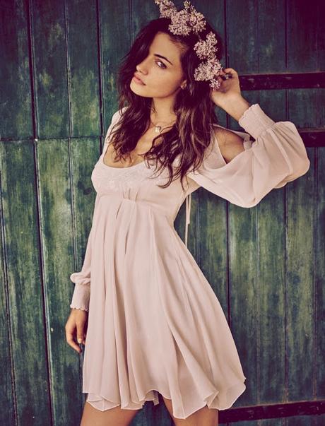 Phoebe Tonkin luce diseños bohemios para Free People Phoebe Tonkin luce diseños bohemios para Free People
