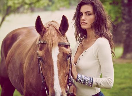 Phoebe Tonkin luce diseños bohemios para Free People Phoebe Tonkin luce diseños bohemios para Free People