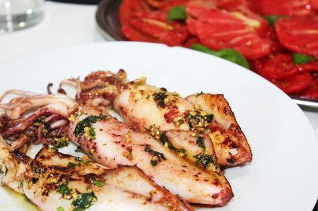 Ensalada de tomates (de verdad) con calamares a la plancha Ensalada de tomates (de verdad) con calamares a la plancha