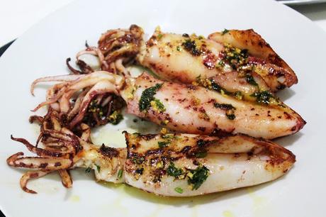 Ensalada de tomates (de verdad) con calamares a la plancha Ensalada de tomates (de verdad) con calamares a la plancha
