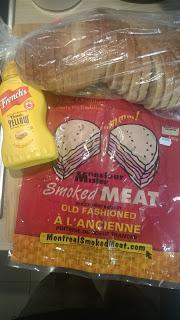 SMOKED MEAT SANDWICH AL ESTILO DE MONTREAL SMOKED MEAT SANDWICH AL ESTILO DE MONTREAL