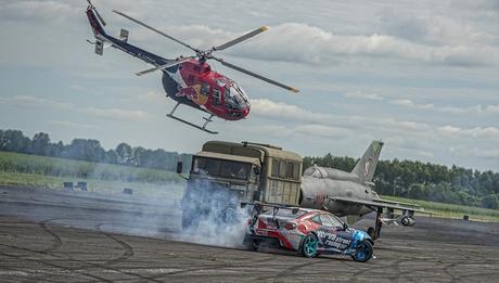¿Puede un helicóptero desafiar a un drift car? red-bull-helicopter-drift