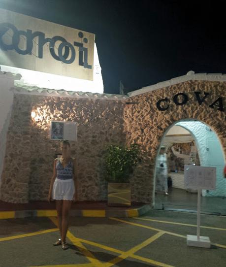Look sport chic en Cova d´en Xoroi Menorca