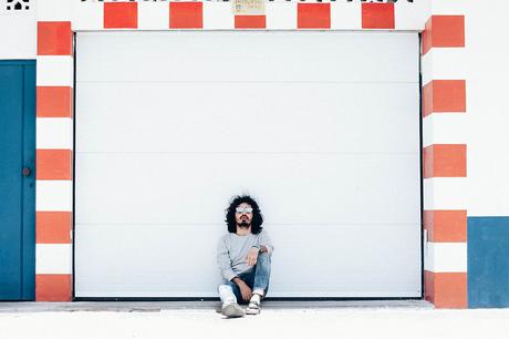 DEAD LEGACY DEAD_LEGACY_Glamour_Narcotico_Dead_Legacy_Sweater_Skinny_Jeans_Pull&Bear_Sandals_Sunday_Somewhere_Sunglasses_Charlie_Cole_Menswear_Street_Style_El_Perello (5)