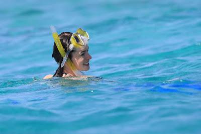Anne Hathaway disfruta de Ibiza junto a su marido