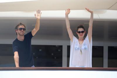 Anne Hathaway disfruta de Ibiza junto a su marido