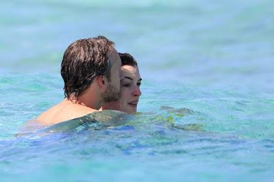 Anne Hathaway disfruta de Ibiza junto a su marido