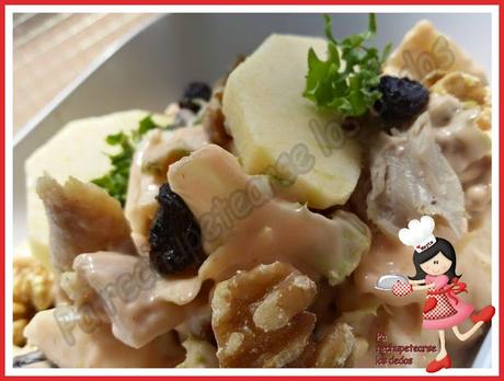 *Ensalada de escarola, con manzana, pollo, nueces, pasas y salsa rosa (tradicional)