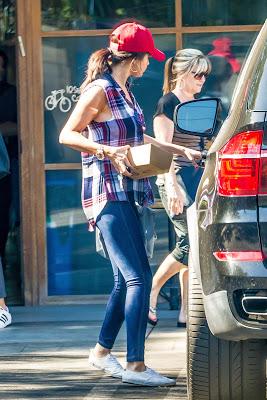 Selena Gomez sale a comer a Pedalers Fork en Calabasas