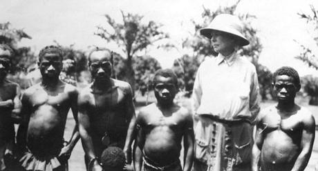 una mujer sola caminando por África el mundo