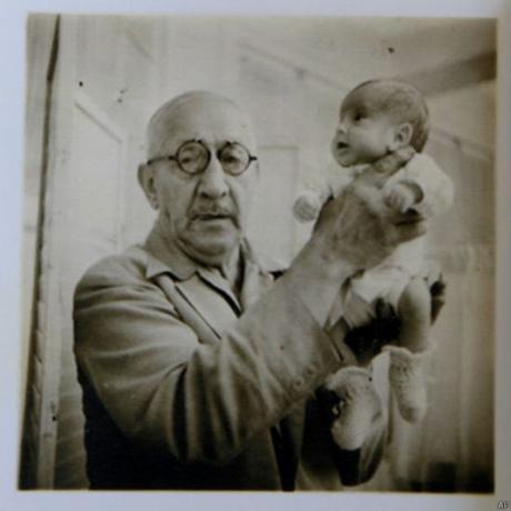 ¿Médico o empresario? El enigmático doctor que exhibía bebés prematuros por 25 centavos El doctor Martin Couney sosteniendo a Beth Allen, una de las bebés prematuras que nació en 1941 y participó en su exhibición en Coney Island, Nueva York.