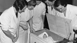 ¿Médico o empresario? El enigmático doctor que exhibía bebés prematuros por 25 centavos Un grupo de voluntarias se forma en el cuidado de bebes prematuros y el uso de incubadoras en el hospital maternal de Leeds, en INglaterra, en 1939.