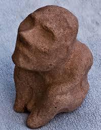 ARKAIM Hombre en cuclillas mirando las estrellas