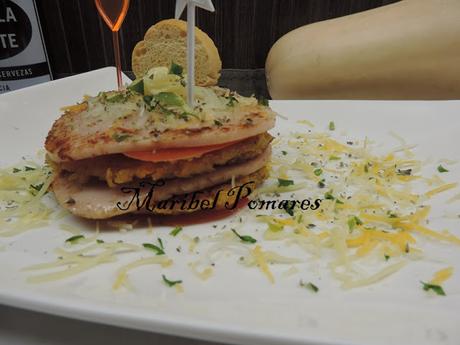 Hamburguesas de calabaza con jamón de pavo, tomate y queso. Hamburguesas de calabaza con jamón de pavo, tomate y queso.